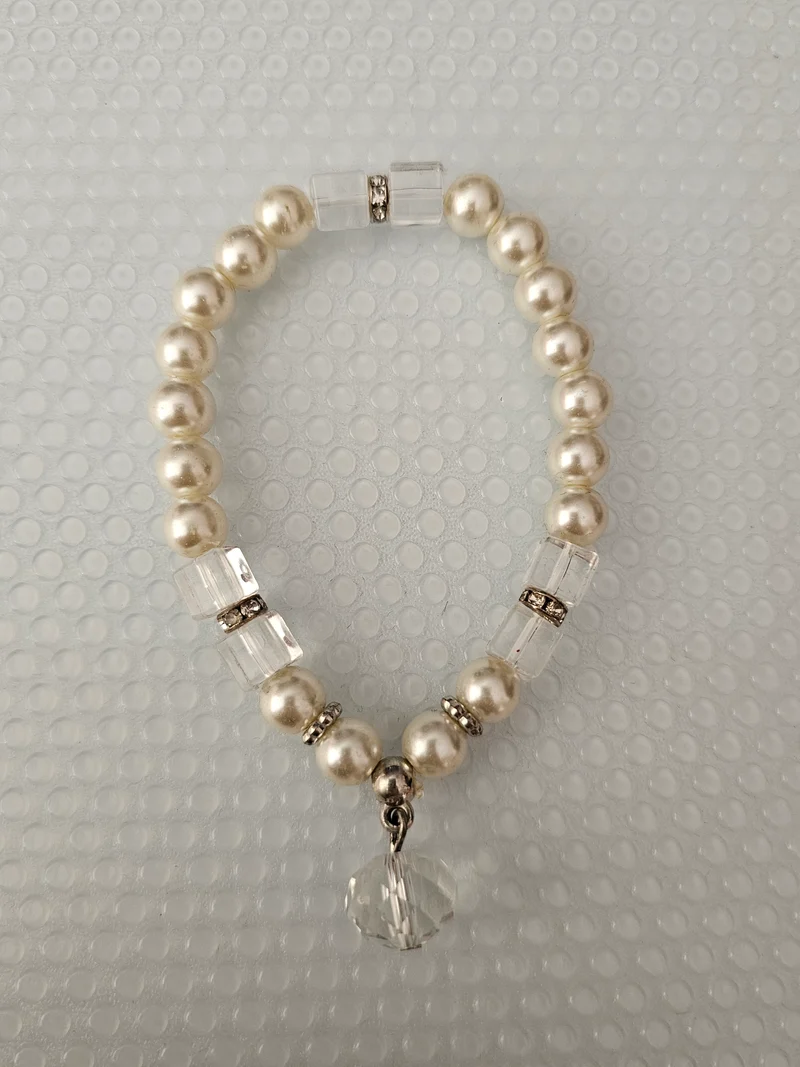 Bracelet a perle avec un pendentif rond