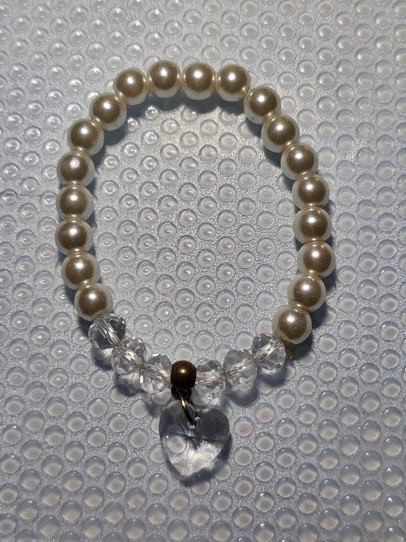Bracelet a perle avec un pendentif cœur