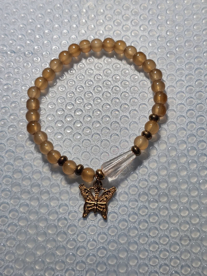 Bracelet a perle avec un pendentif papillon